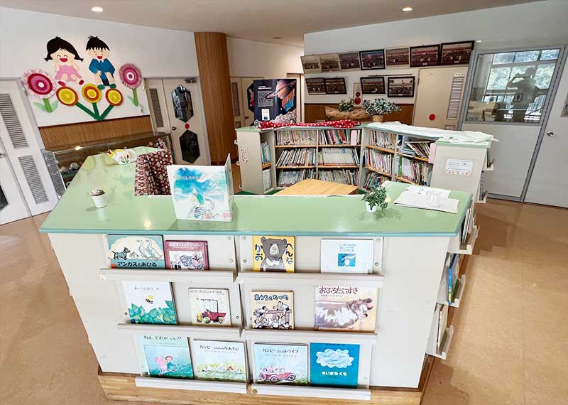 図書コーナーでは
お気に入りの絵本を選んで自由に読書