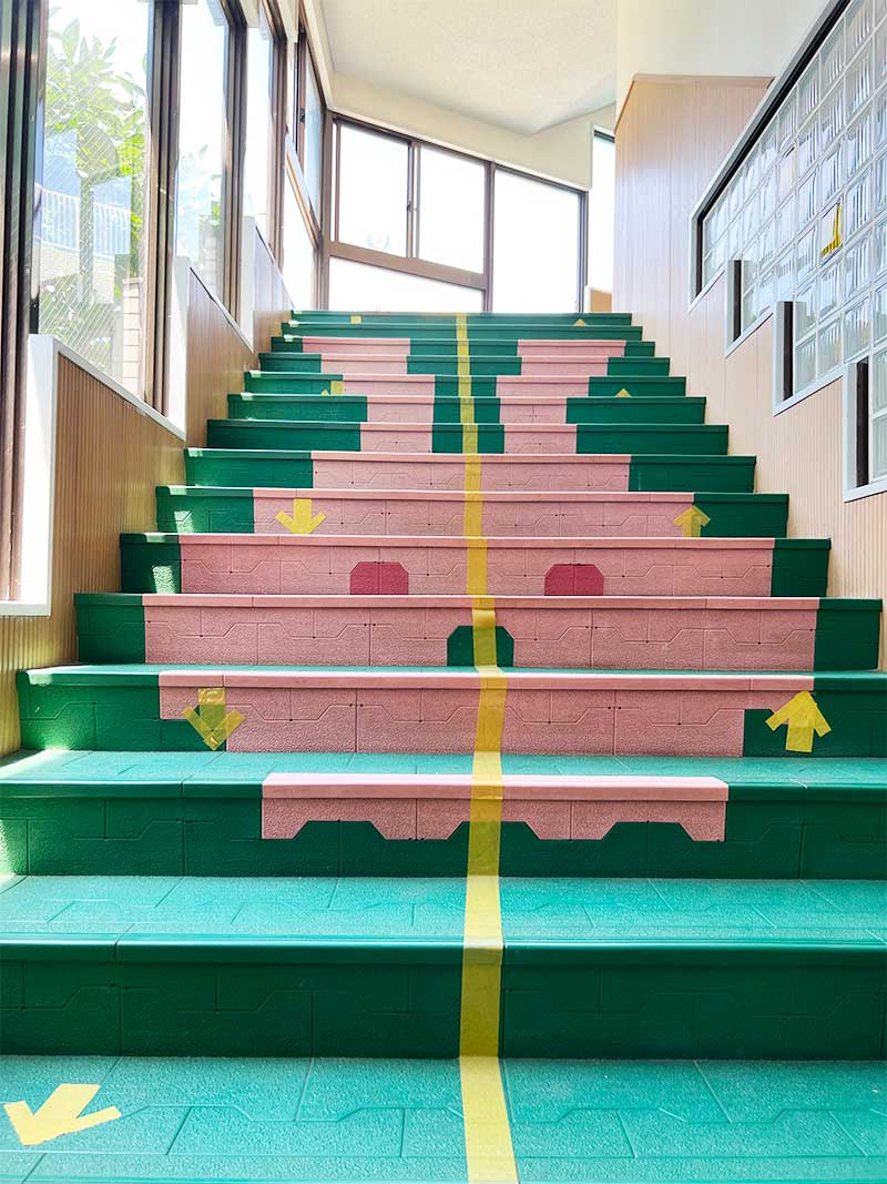 階段には動物が隠れているよ